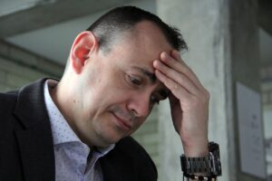 坂道で膝前が痛い人が悪化させないためのコツは？