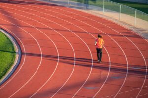 猫背を改善するためのランニングフォーム修正方法は？